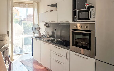Onda Blu House: Køkken Apparat, Køkken, Countertop, Større Bandage, Cabinetry, Husholdningsapparat, Gulvbelægning, Træ, Indretning, Komfur