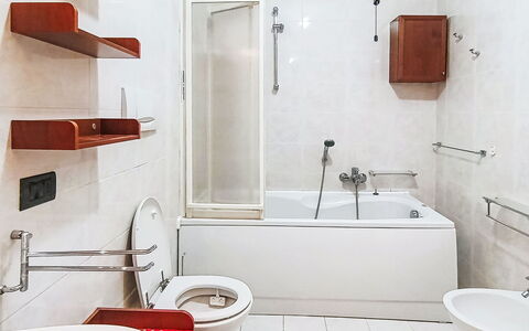 Monica: Badeværelse, Sanitærarmatur, Gulvbelægning, Etage, Indretning, Håndvask, Toilet, Tap, Badeværelsesvask, Badekar