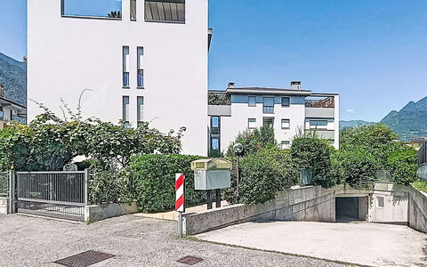 Monica: Væg, Bygning, Vindue, Boligområde, Facade, Arkitektur, Kvarter, Stad, Lejlighed, Hjem