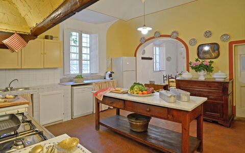 Villa Gioli: Møbel, Indretning, Gulvbelægning, Træ, Cabinetry, Køkken, Etage, Loft, Countertop, Værelse