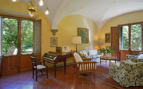 Villa Gioli: Møbel, Indretning, Gulvbelægning, Stol, Bord, Værelse, Loft, Etage, Belysning, Stue
