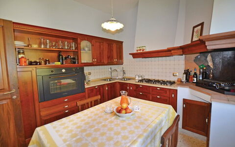 Villa Santa Chiara: Køkken, Møbel, Cabinetry, Indretning, Køkken Apparat, Træ, Countertop, Gulvbelægning, Større Bandage, Værelse