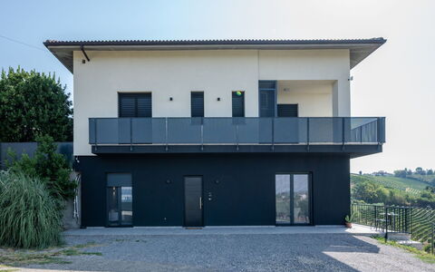 Serracapelli: Facade, Boligområde, Hjem, Altan, Gelænder, Trappe, Sidespor, Veranda, Dagslys, Villa
