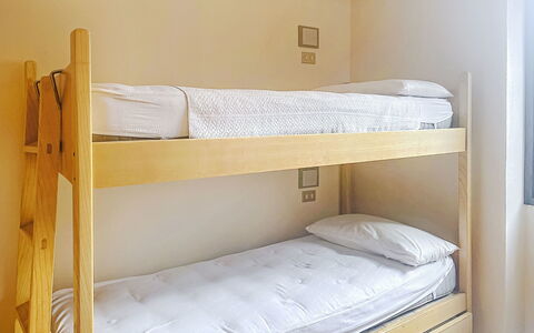 Ai Pascoli: Seng, Soveværelse, Sengetøj, Træ, Sengetøj, Etage, Bed Frame, Gulvbelægning, Indretning, Møbel