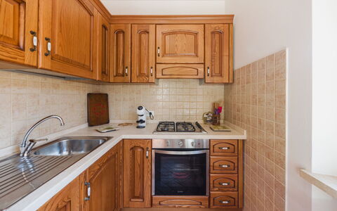Dimora Polle di Malbacco: Køkken, Countertop, Køkken Apparat, Større Bandage, Cabinetry, Træ, Gulvbelægning, Indretning, Møbel, Køkkenvask