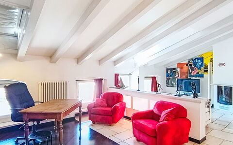 Le Falesie: Indretning, Gulvbelægning, Møbel, Etage, Loft, Træ, Couch, Værelse, Belysning, Stue