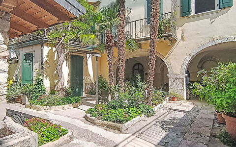 Le Falesie: Arch, Blomsterkrukke, Hacienda, Gårdsplads, Stueplante, Skygge, Flise, Landscaping