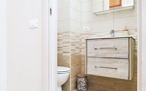 La Terrazza di Caramanico: Gulvbelægning, Sanitærarmatur, Etage, Badeværelse, Badeværelsesskab, Toilet, Vvs, Cabinetry, Værelse, Håndvask