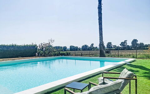 La Perla di Aprilia: Blå, Svømmepøl, Udvej, Skygge, Udendørs Møbler, Fritid, Lawn, Landscaping, Estate, Eco Hotel