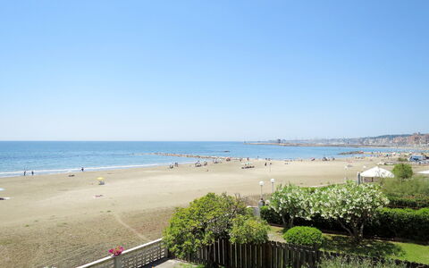 La Perla di Aprilia: Krop Af Vand, Strand, Kyst, Horisont, Hav, Kyst, Coastal Og Oceaniske Landskabsformer, Sand, Ocean, Skygge