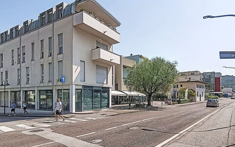Gigi: Lejlighed, Urban Design, Ejerlejlighed, Kommerciel Bygning, Blandet Brug, Familie Bil, Fortov, Luksus Køretøj, Stor Mellemklassebil, Altan