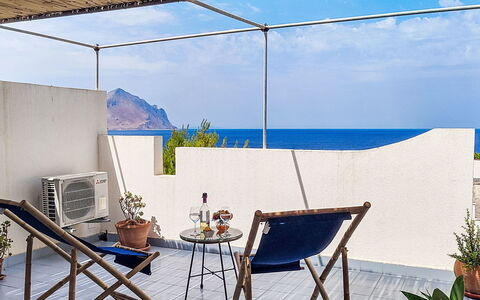 Cala Isulidda: Møbel, Stol, Udendørs Møbler, Hav, Skygge, Ocean, Altan, Udendørs Bord, Kaffebord, Kyst