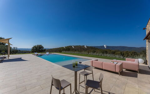 La Calcinaia Country House, Bucine: Kompositmateriale, Udendørs Møbler, Flise, Beton, Svømmepøl, Landscaping, Skygge, Flise, Design, Gårdsplads