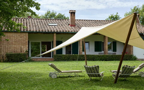 Casa Mancini, Holiday Villa, San Galgano: Skygge, Lawn, Bunddække, Have, Fritid, Gård, Parkere, Backyard, Landscaping