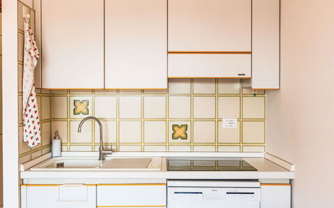 Il Nido: Køkken, Indretning, Træ, Gulvbelægning, Countertop, Køkken Apparat, Cabinetry, Etage, Større Bandage, Værelse