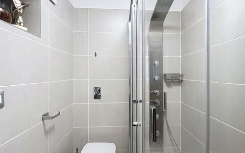Bluhome: Badeværelse, Sanitærarmatur, Gulvbelægning, Indretning, Brusehoved, Etage, Bruser, Vvs, Toilet, Flise