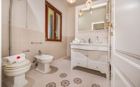 Casale Domè 14+2: Gulvbelægning, Indretning, Etage, Sanitærarmatur, Badeværelsesvask, Badeværelse, Håndvask, Toiletbræt, Toilet, Badeværelsesskab