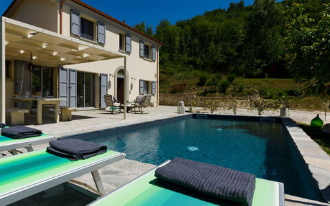 Villa Mia 6: Svømmepøl, Udendørs Møbler, Fritid, Møbel, Fritid, Udvej, Stol, Paraply, Eco Hotel, Estate