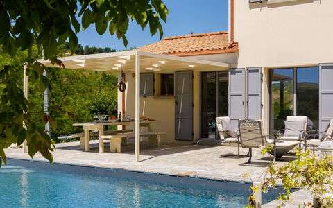 Villa Mia 6: Møbel, Udendørs Møbler, Stol, Udendørs Bord, Markise, Svømmepøl, Skygge, Udendørs Struktur, Gårdhave, Pergola
