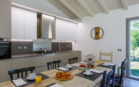 Villa Mia 6: Indretning, Køkken, Gulvbelægning, Loft, Møbel, Countertop, Værelse, Belysning, Hjem, Etage