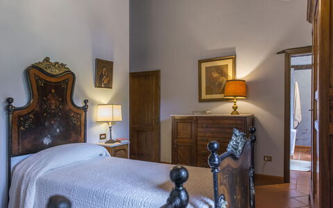 Casa Torrione 14: Møbel, Soveværelse, Gulvbelægning, Seng, Indretning, Skuffe, Bed Frame, Sengetøj, Sengebord, Etage