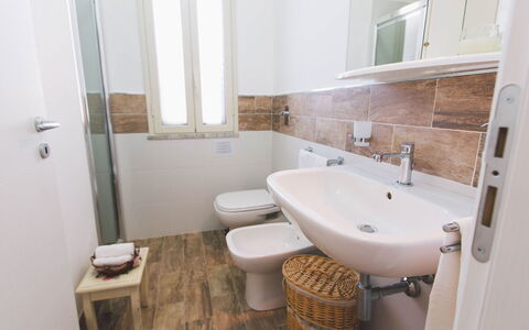 Villa Ferradina 4+2: Gulvbelægning, Sanitærarmatur, Etage, Toiletbræt, Badeværelse, Toilet, Håndvask, Indretning, Vvs, Tap