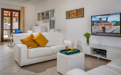 Villa delle Sirene 6: Møbel, Indretning, Couch, Gulvbelægning, Stue, Etage, Værelse, Television, Loft, Bord