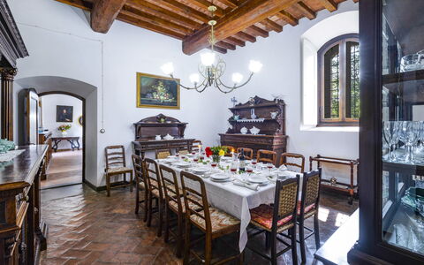 Torre di Paciano 10+2: Møbel, Indretning, Bord, Gulvbelægning, Træ, Loft, Spisestue, Køkken & Spisebord, Stol, Etage