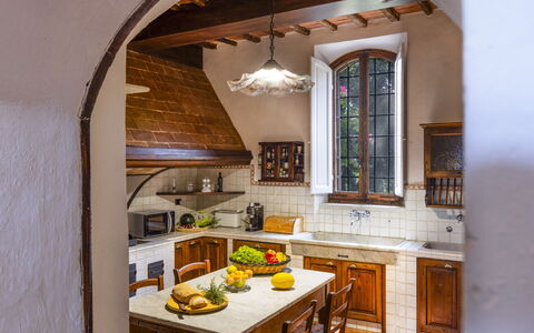 Torre di Paciano 10+2: Indretning, Køkken, Gulvbelægning, Møbel, Countertop, Hjem, Loft, Belysning, Cabinetry, Etage
