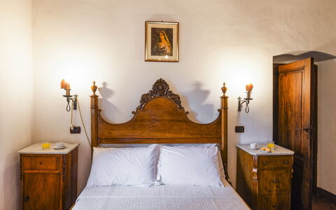 Torre di Paciano 10+2: Væg, Møbel, Soveværelse, Seng, Indretning, Sengetøj, Sengetøj, Bed Frame, Belysning, Etage