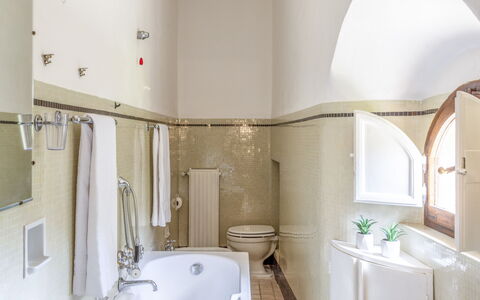 Torre di Paciano 10+2: Indretning, Gulvbelægning, Sanitærarmatur, Etage, Loft, Tap, Belysning, Badeværelse, Vvs, Håndvask