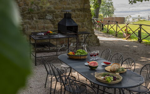 Torre di Paciano 10+2: Møbel, Udendørs Møbler, Bord, Stol, Udendørs Bord, Have, Flise, Backyard, Skygge, Køkken & Spisebord