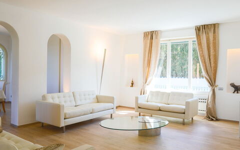Villa Sarah 10+2: Møbel, Indretning, Gulvbelægning, Couch, Etage, Væg, Træ, Stue, Hjem, Værelse