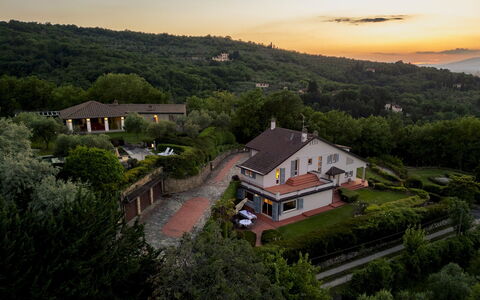 Villa Ninfeo 10+4: Landskab, Hus, Boligområde, Landdistrikt, Tag, Sommerhus, Estate, Forstad, Landsby, Stuehus