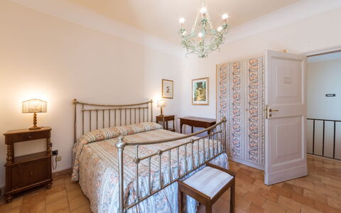 Borgo Colle Ridente 13: Seng, Indretning, Soveværelse, Møbel, Gulvbelægning, Sengetøj, Loft, Etage, Sengetøj, Værelse