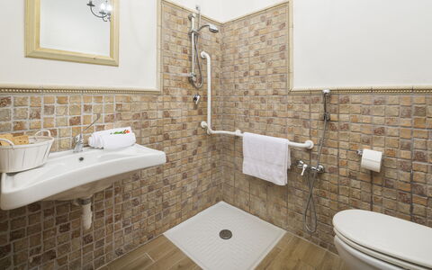 Villa Augusto 10: Sanitærarmatur, Badeværelse, Gulvbelægning, Etage, Vvs, Indretning, Flise, Badeværelsesvask, Toiletbræt, Tap