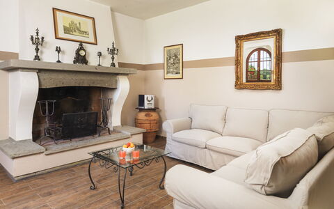 Villa Augusto 10: Møbel, Indretning, Gulvbelægning, Træ, Værelse, Etage, Stue, Belysning, Couch, Hearth