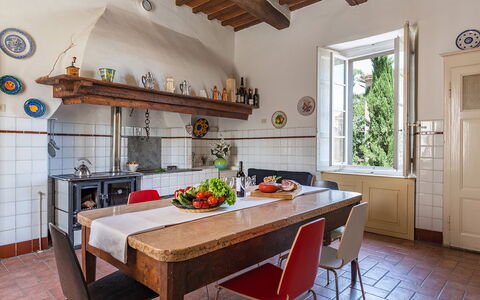 Villa Lemura 16+4: Møbel, Indretning, Gulvbelægning, Køkken, Træ, Countertop, Cabinetry, Etage, Hjem, Værelse