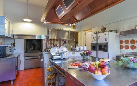 Villa Michelangelo 14: Køkken, Countertop, Indretning, Møbel, Loft, Belysning, Hjem, Større Bandage, Gulvbelægning, Lysarmatur