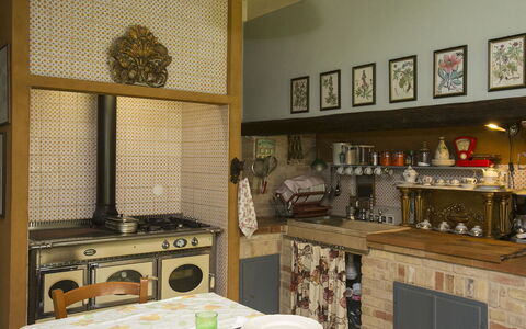 Il Podere di Fi 8: Indretning, Møbel, Træ, Køkken, Gulvbelægning, Belysning, Værelse, Etage, Cabinetry, Reoler