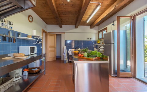 Casale Verdicchio 10+2: Træ, Gulvbelægning, Køkken, Møbel, Indretning, Loft, Countertop, Hjem, Etage, Belysning