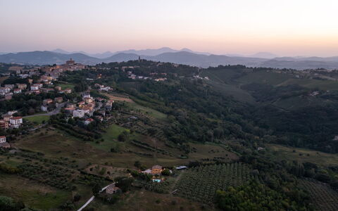 Casale Verdicchio 10+2: Bakke, Highland, Landskab, Landdistrikt, Hill Station, Menneskelig Bosættelse, Terræn, Morgen, Landsby, Bjergkæde