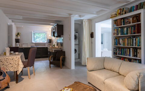 Villa Corona 8: Møbel, Indretning, Gulvbelægning, Couch, Etage, Væg, Værelse, Træ, Loft, Stue