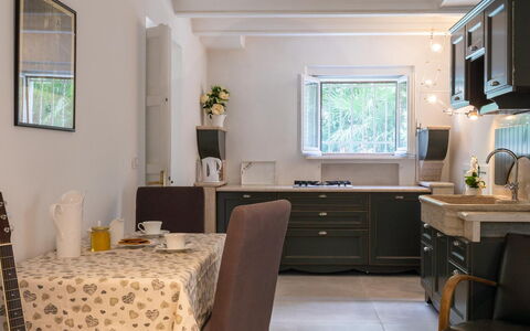 Villa Corona 8: Møbel, Indretning, Countertop, Køkken, Køkken Apparat, Træ, Loft, Belysning, Lysarmatur, Cabinetry
