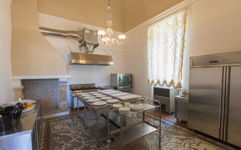 Villa Capozza 18+2: Gulvbelægning, Køkken, Loft, Indretning, Belysning, Etage, Countertop, Køkken Apparat, Større Bandage, Værelse