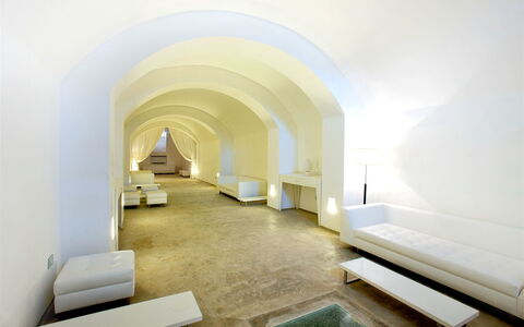 Villa Capozza 18+2: Indretning, Gulvbelægning, Etage, Belysning, Møbel, Loft, Couch, Stue, Design