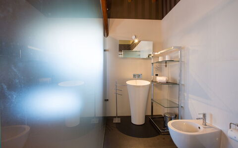 Villa Capozza 18+2: Indretning, Væg, Gulvbelægning, Sanitærarmatur, Etage, Badeværelse, Loft, Belysning, Badeværelsesvask, Vvs