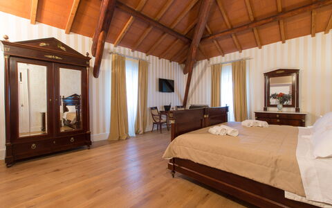 Villa Capozza 18+2: Træ, Indretning, Gulvbelægning, Etage, Møbel, Belysning, Soveværelse, Loft, Seng, Bed Frame