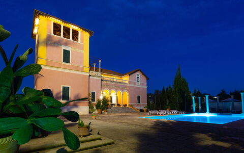 Villa Capozza 18+2: Estate, Nat, Hacienda, Mansion, Udvej, Villa, Hotel, Eco Hotel, Midnat, Svømmepøl
