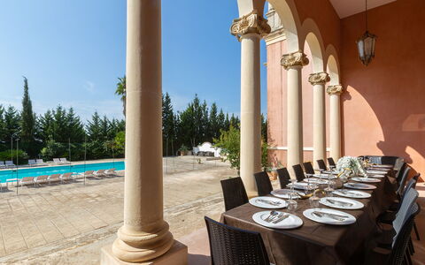 Villa Capozza 18+2: Svømmepøl, Udvej, Kolonne, Stol, Estate, Hacienda, Skygge, Lysekrone, Eco Hotel, Mansion